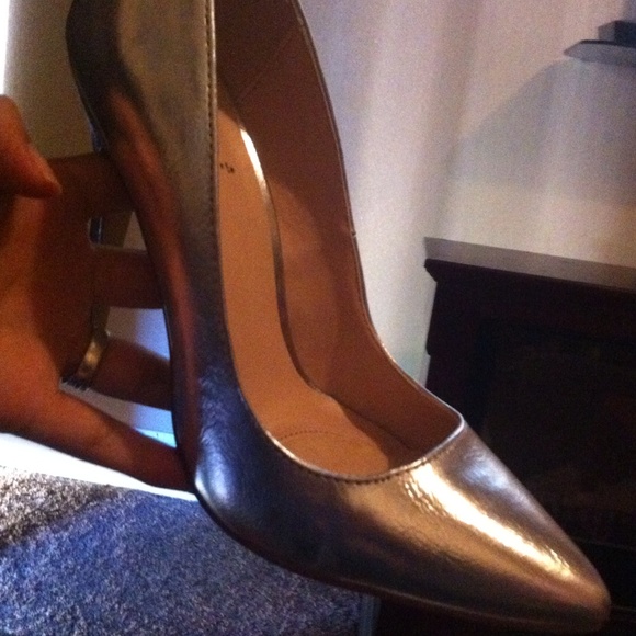 Silver pumps. 5 inch heel. - Picture 2 of 4