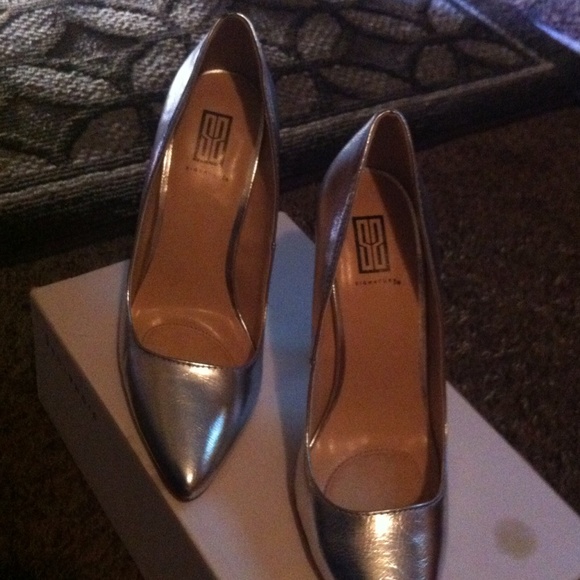 Silver pumps. 5 inch heel. - Picture 3 of 4