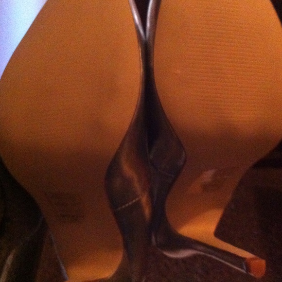 Silver pumps. 5 inch heel. - Picture 4 of 4