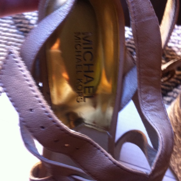 Michael kors tan wedges. NEW - Picture 3 of 4