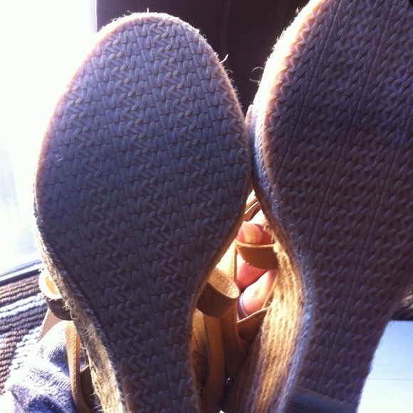 Michael kors tan wedges. NEW - Picture 4 of 4