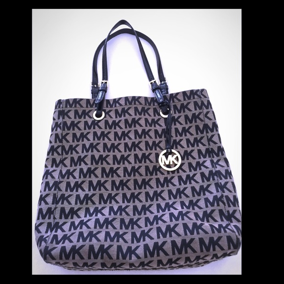 ⛔️SOLD LOCALLY⛔️ Michael Kors Black Monogram