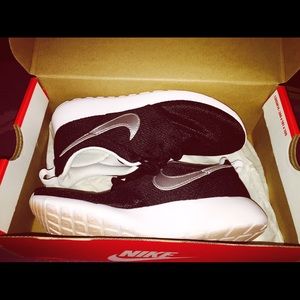 Nike rosherun sneaker (gradeschool)