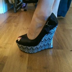 Black Wedge w/ chevron base