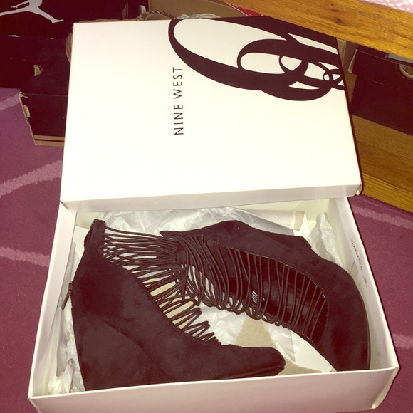 Queen bee black heel