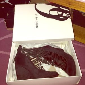 Queen bee black heel