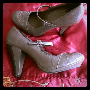 Kenneth Cole Reaction Mary Jane Shoes! Very cute!