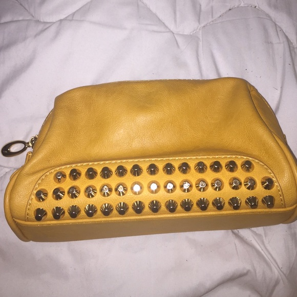 Studded clutch