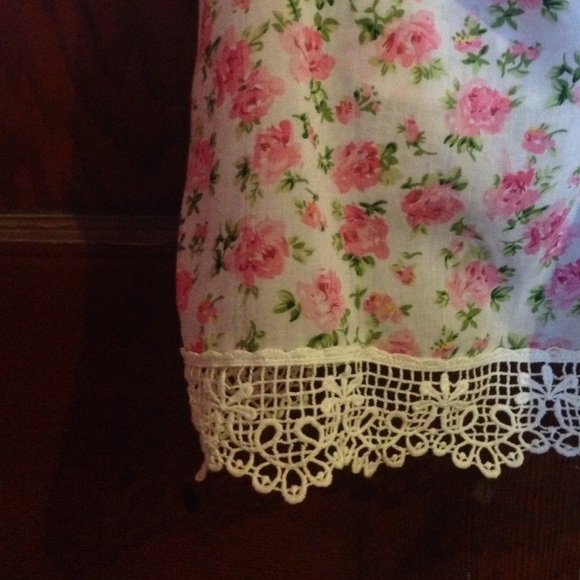 💜CUTE FLORAL TANK💜 - Picture 3 of 3