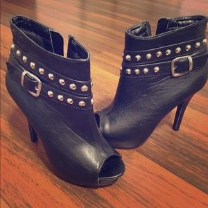 🍂Black peep-toe ankle booties🍁