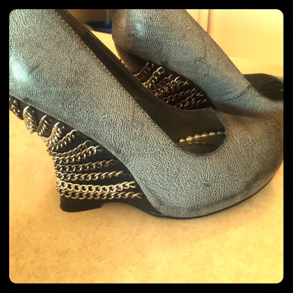 Not Rated Shoes - 💋Grey wedges w/dangled jewelry