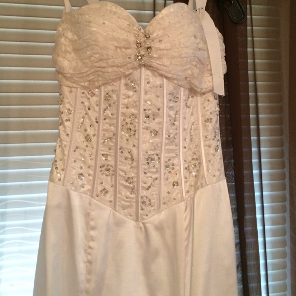 White after 5 gown. - Picture 2 of 3