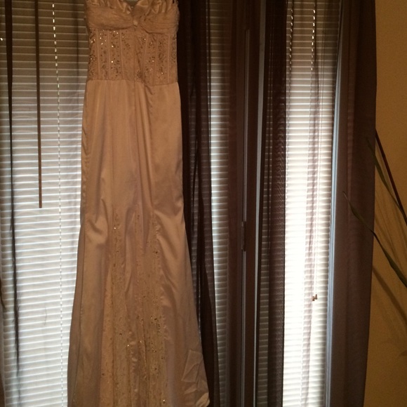 White after 5 gown. - Picture 3 of 3