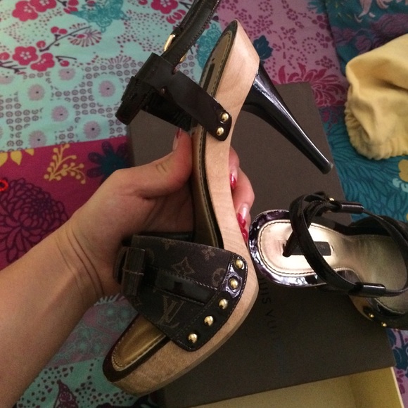 Luis Vuitton sandals - Picture 2 of 3