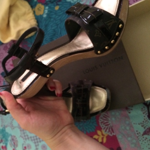 Luis Vuitton sandals - Picture 3 of 3