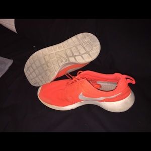 Nike roshe runs. Sz 9.5