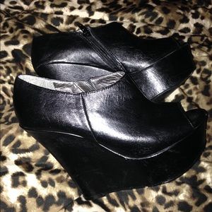 Size 6.5 Steve Madden peep toe wedges!