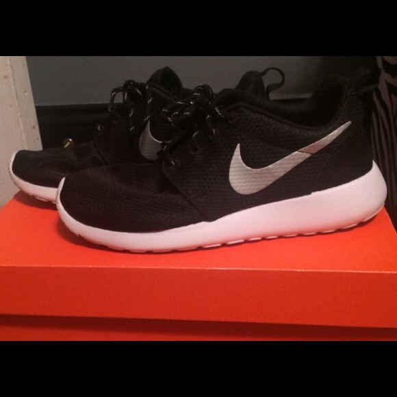 Black Nike Roshe