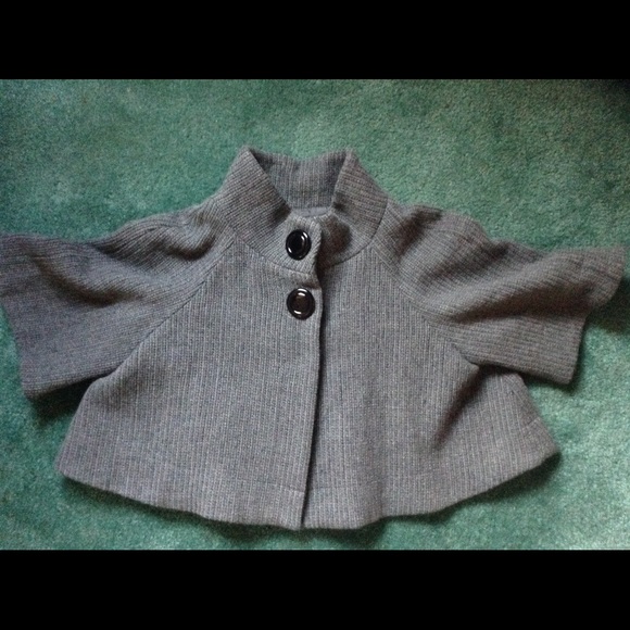 Gray cape/poncho style half body coat