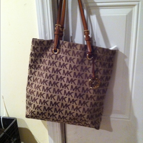 MK TOTE!! GENTLY USED & LOVED!!!❤️