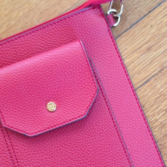 Simple Red Crossover - Picture 4 of 7