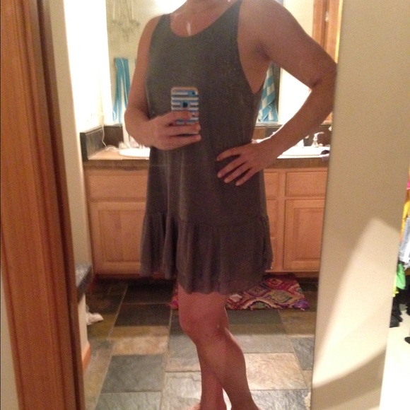 Silver Flowy dress. - Picture 3 of 4