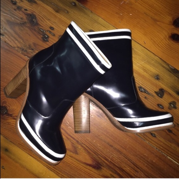 Black and white leather shoe with wooden heel!