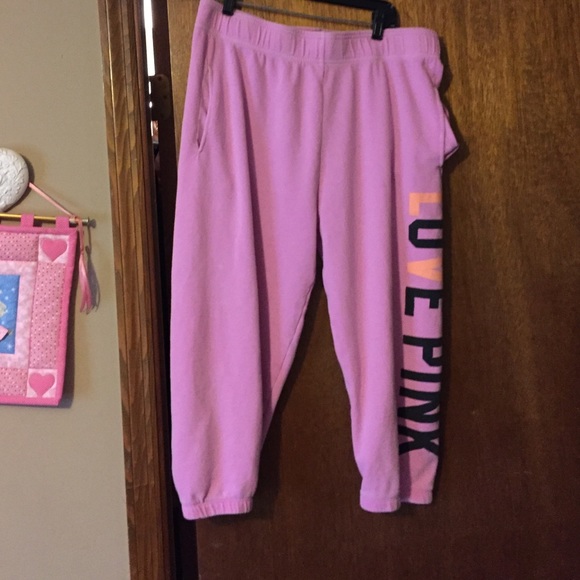 Pink cropped pants 👀
