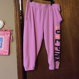 Pink cropped pants 👀