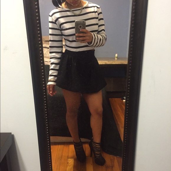 Cute black mini skirt ! - Picture 2 of 4