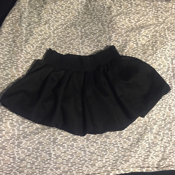 Cute black mini skirt ! - Picture 4 of 4