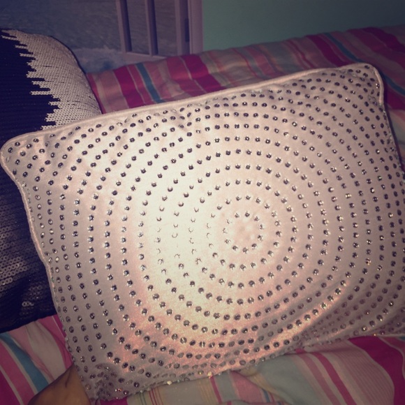 2 Jennifer Lopez Decorative pillows