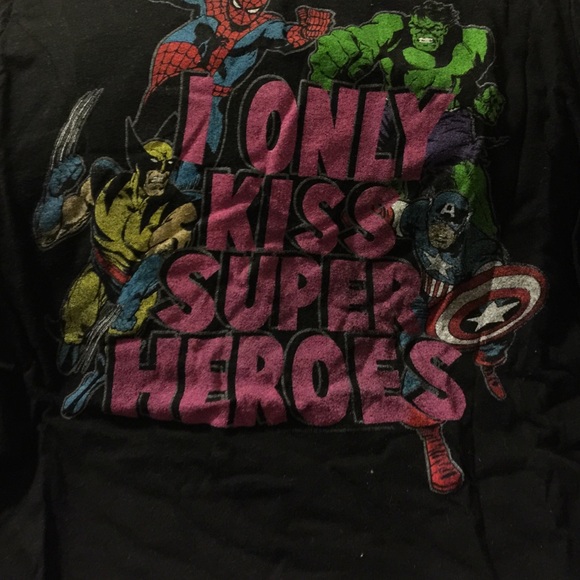 Marvel "I only kiss superheroes" xl universal