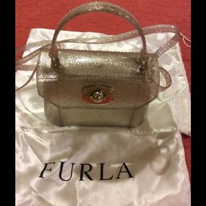 Furl a hand bag