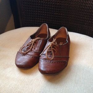 DSW tie up brown Oxfords, size 6.5