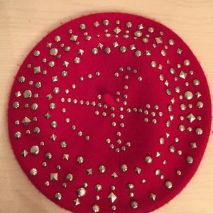 Red stud beret hat