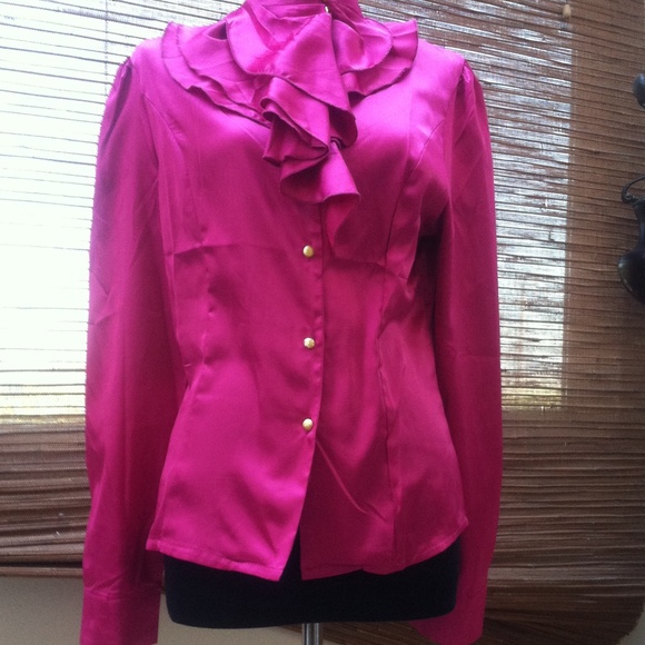 Bright pink blouse.💗