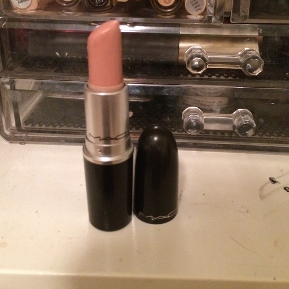 MAC SATIN LIPSTICK IN FLESHPOT