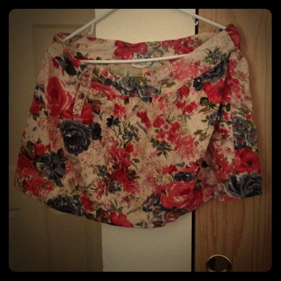 Cute skirt!! Nwot! L
