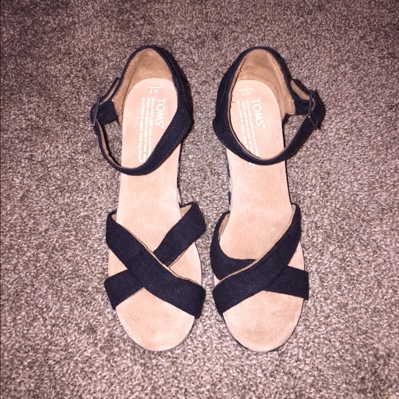 Cute black wedged Toms!