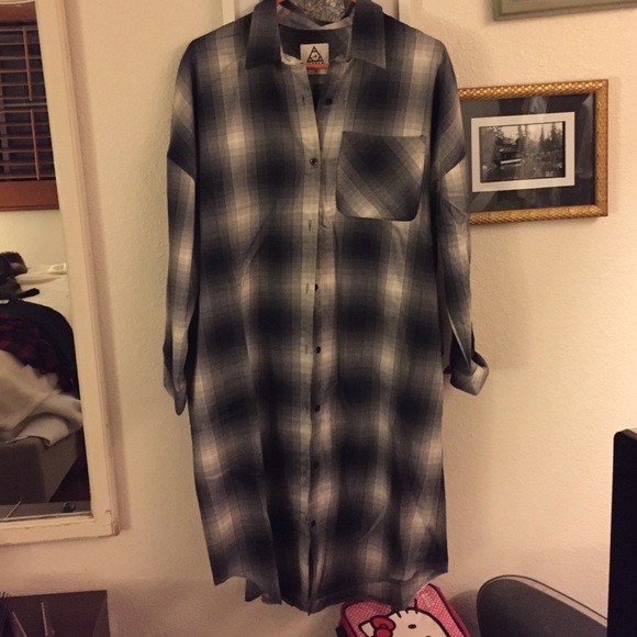 💥SOLD💥UNIF Logan Button Up - Picture 2 of 4