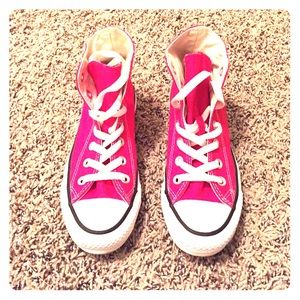Red high top converse/chuck Taylor's