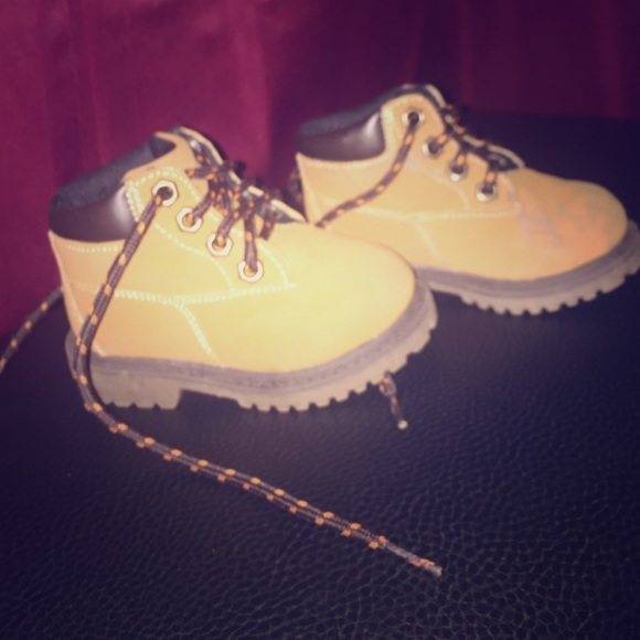 🚨 SOLD🚨Toddler boots