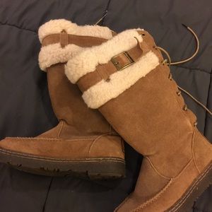 Bearpaw lace up boots. Very warm&cute.