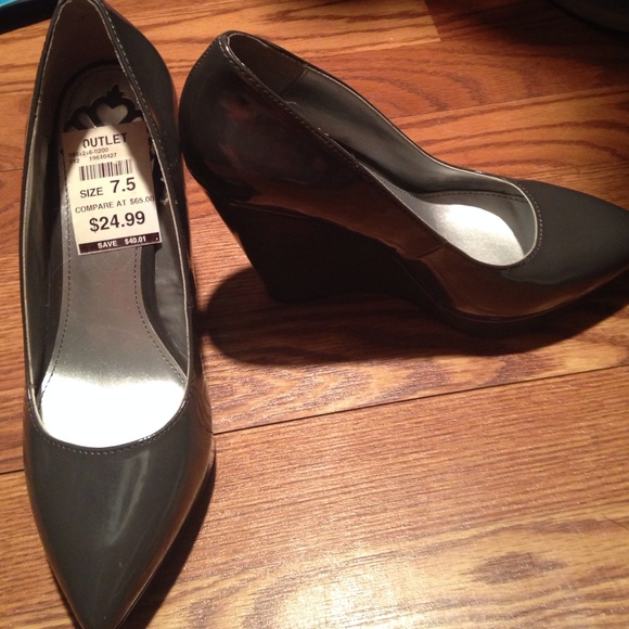 NWT Fergalicious Patent Gray Wedge