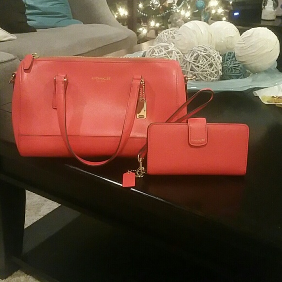 Coral Coach handbag with matching wallet authentic - Picture 2 of 4