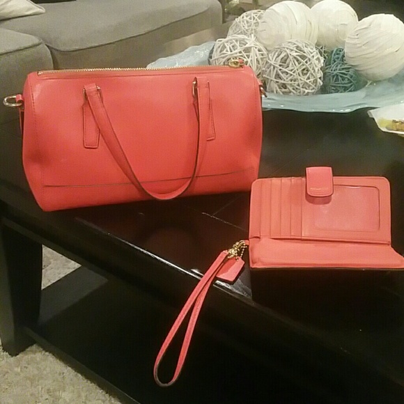 Coral Coach handbag with matching wallet authentic - Picture 4 of 4