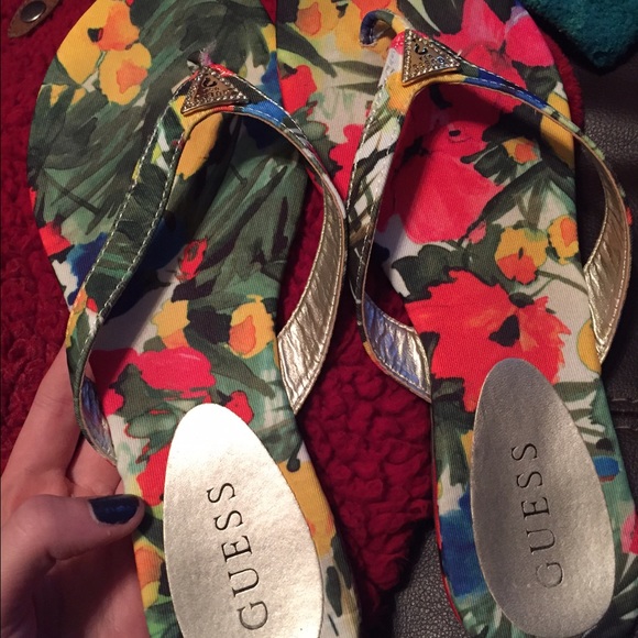 new guess flip flops