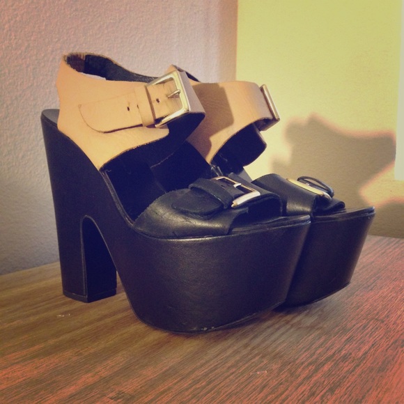 Black and Tan wedge heel sandals - Picture 1 of 2