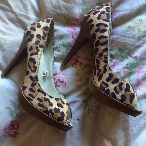 Leopard print heels with open toe and faux wood